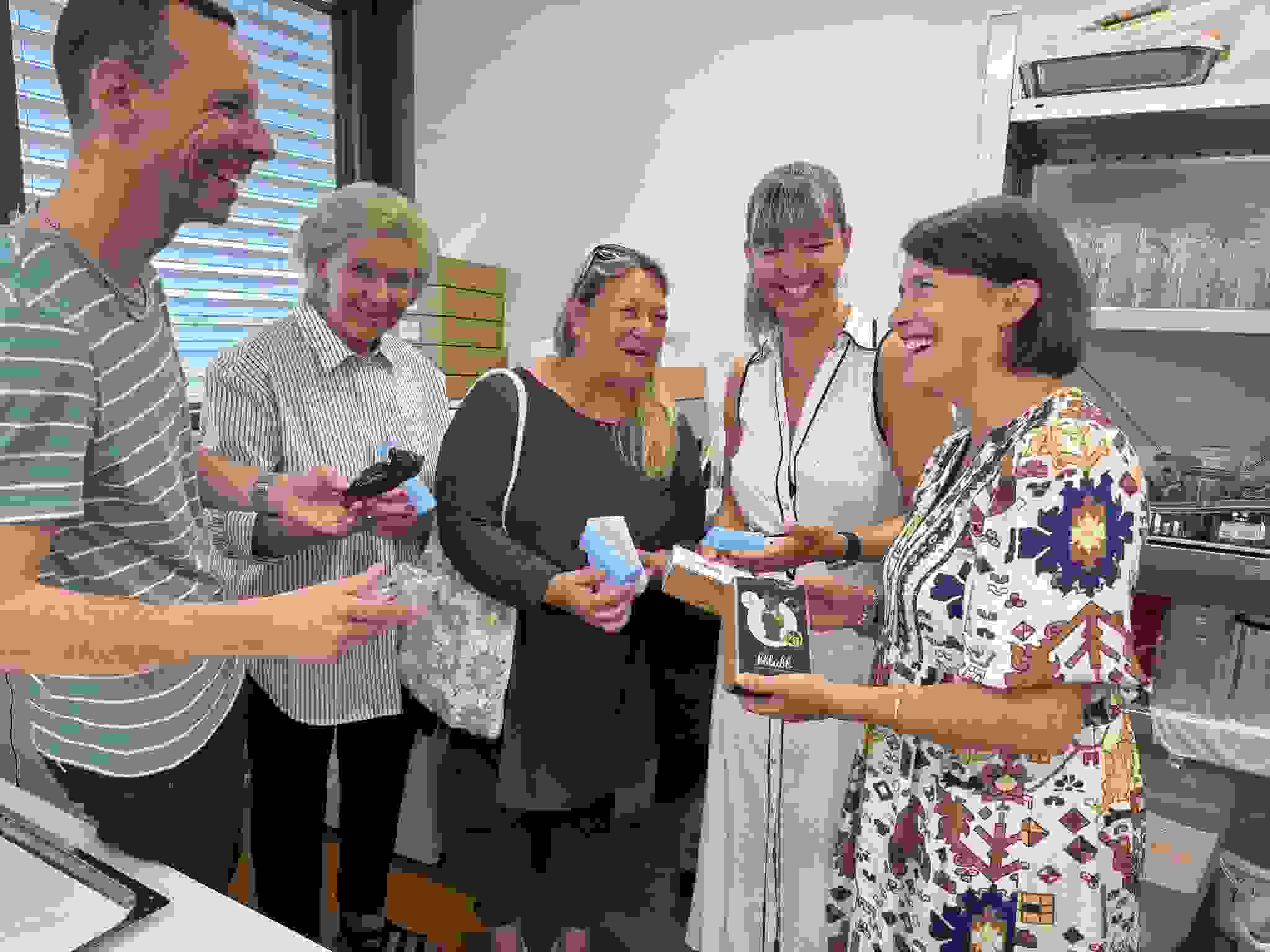 Karges Daniel (Abteilungsleiter Produktion / Arbeitsagoge Stiftung TRANSfair), Charlotte Frieden-Lanz (Stiftungsrätin Stiftung KinderInsel), Simone Regli (Inhaberin der Berner Seifenmanufaktur Bblubb), Nicole Jansen (Assistentin Stiftungsratspräsident Prof. Dr. Steffen Berger) und Nicole Zimmermann (Stiftungsrätin Stiftung KinderInsel)