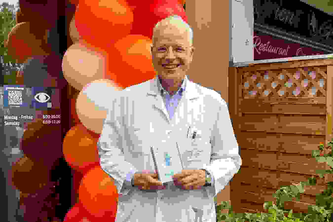 Zoom: Prof. Dr. med. Steffen Berger, Stiftungsratspräsident und Klinikdirektor & Chefarzt Kinderchirurgie mit Leuchtturm-Seife der Berner Seifenmanufaktur bblubb
