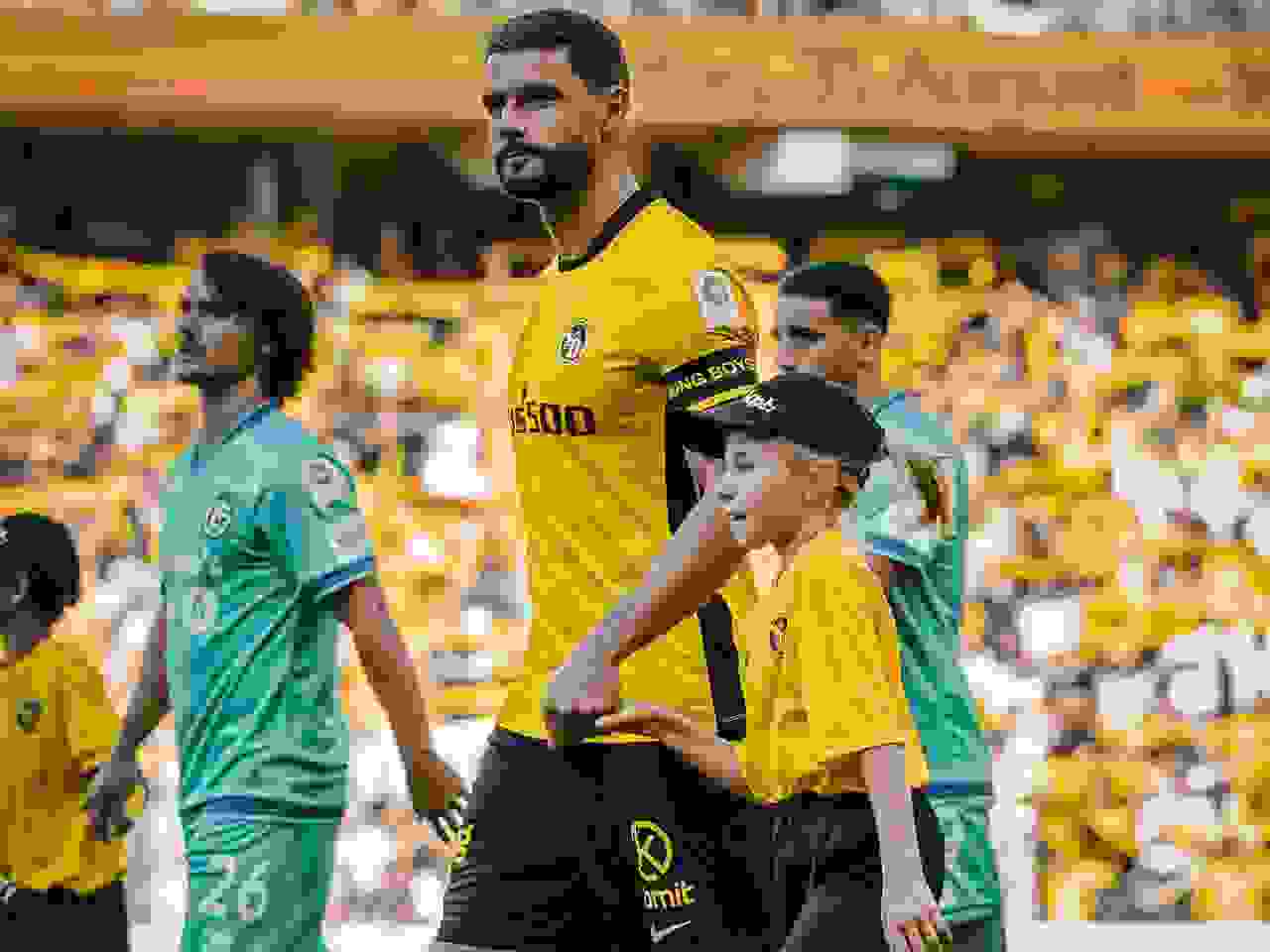 YB-Einlaufkind Cloé mit ihrem Lieblingsspieler Loris Benito
