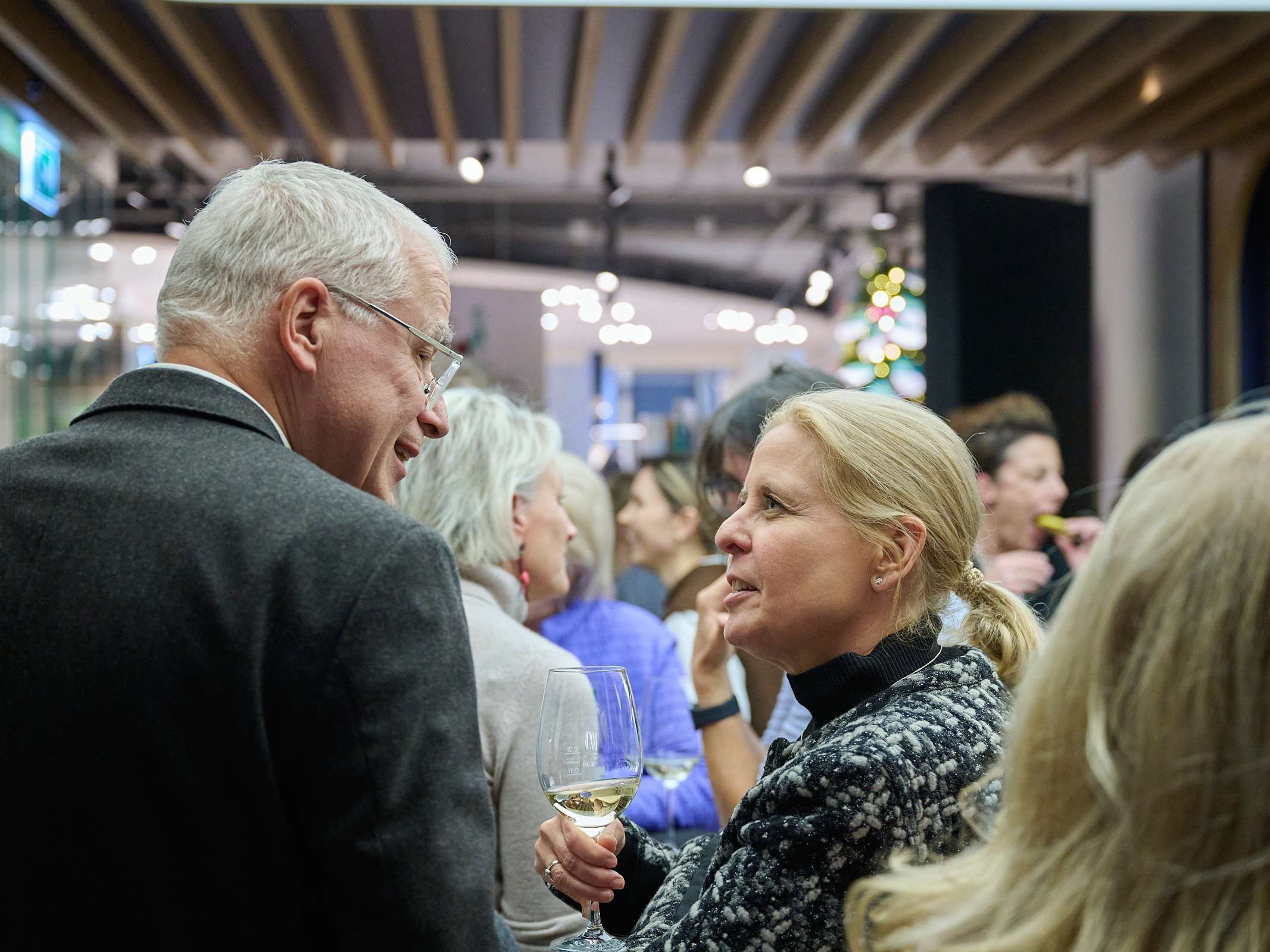 251120_kib_tag-des-kindes_podiumsdiskussion_1193_1.jpg Podiumsdiskussion «Kindermedizin am Limit» am internationalen Tag des Kindes im LOEB Bern mit Ständerätin Flavia Wasserfallen, Prof. Dr. med. Matthias V. Kopp und betroffenen Eltern