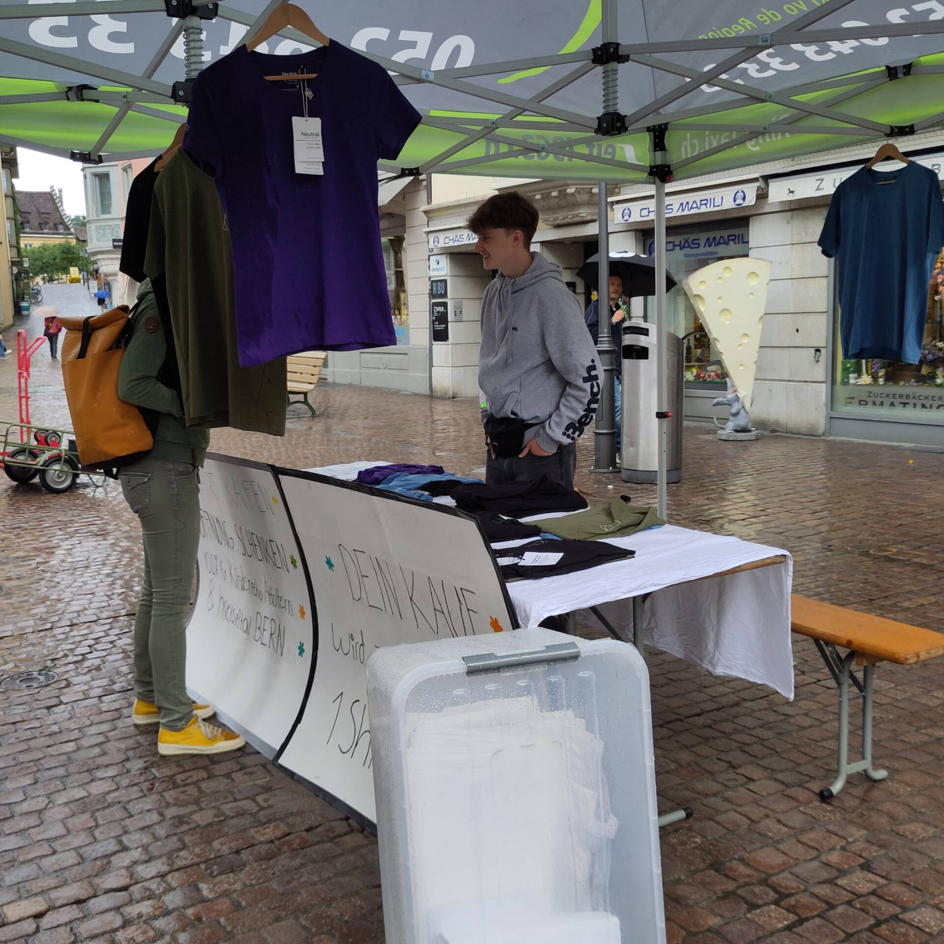 standaktion_jacy_scheuermann.jpg T-Shirts für den guten Zweck: Spendenaktion von Jacy Scheuermann zugunsten der Stiftung KinderInsel Bern