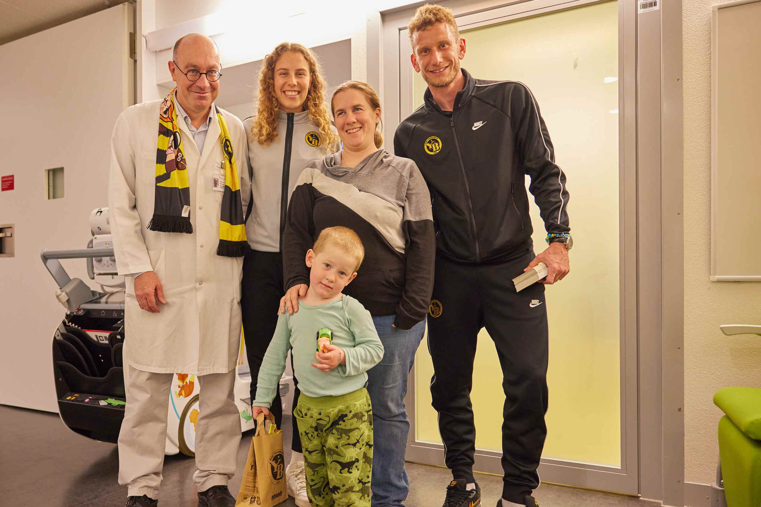 Stiftung KinderInsel Zoom: Junge Patientinnen und Patienten in der Kinderklinik Bern erhalten Besuch der Stars des BSC Young Boys und der YB-Frauen.