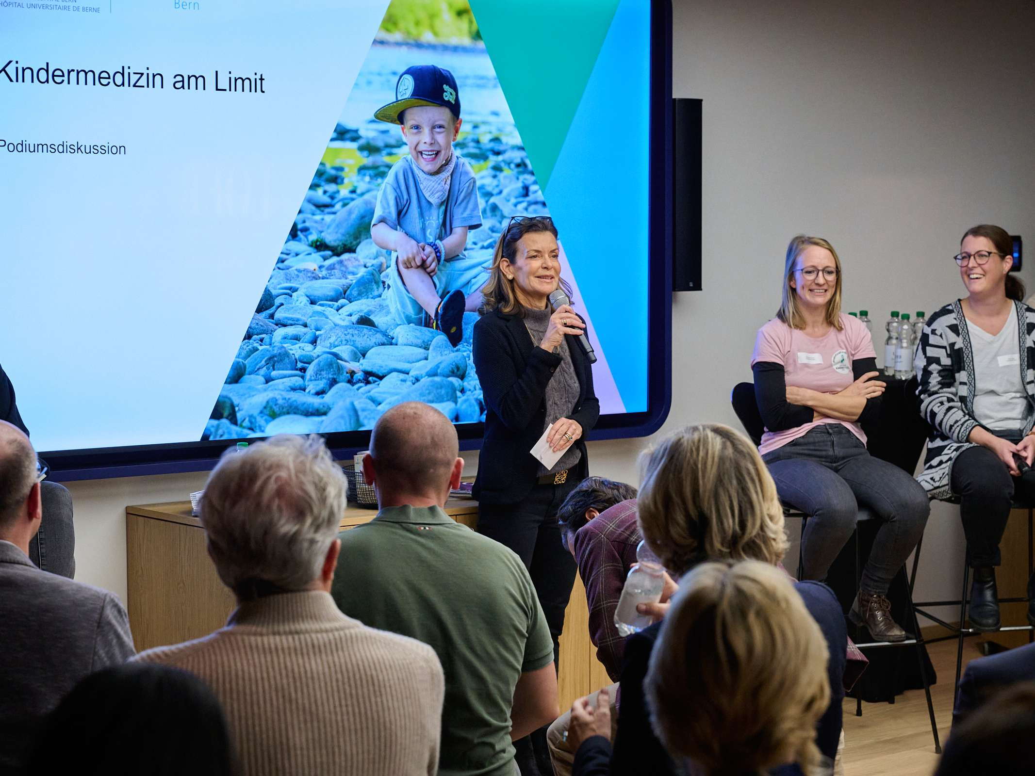 251120_kib_tag-des-kindes_podiumsdiskussion_0178_1.jpg Podiumsdiskussion «Kindermedizin am Limit» am internationalen Tag des Kindes im LOEB Bern mit Ständerätin Flavia Wasserfallen, Prof. Dr. med. Matthias V. Kopp und betroffenen Eltern