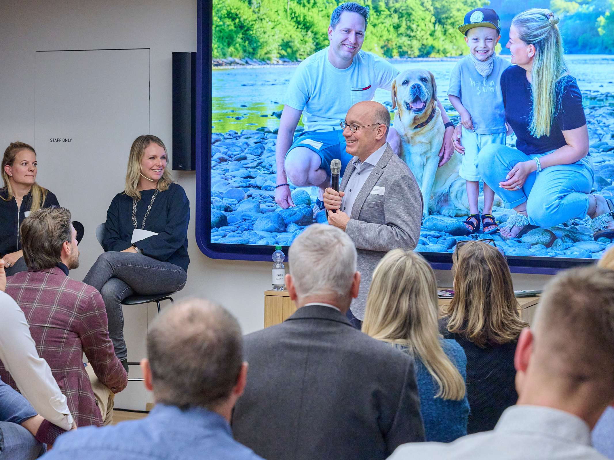 251120_kib_tag-des-kindes_podiumsdiskussion_0583_1.jpg Podiumsdiskussion «Kindermedizin am Limit» am internationalen Tag des Kindes im LOEB Bern mit Ständerätin Flavia Wasserfallen, Prof. Dr. med. Matthias V. Kopp und betroffenen Eltern
