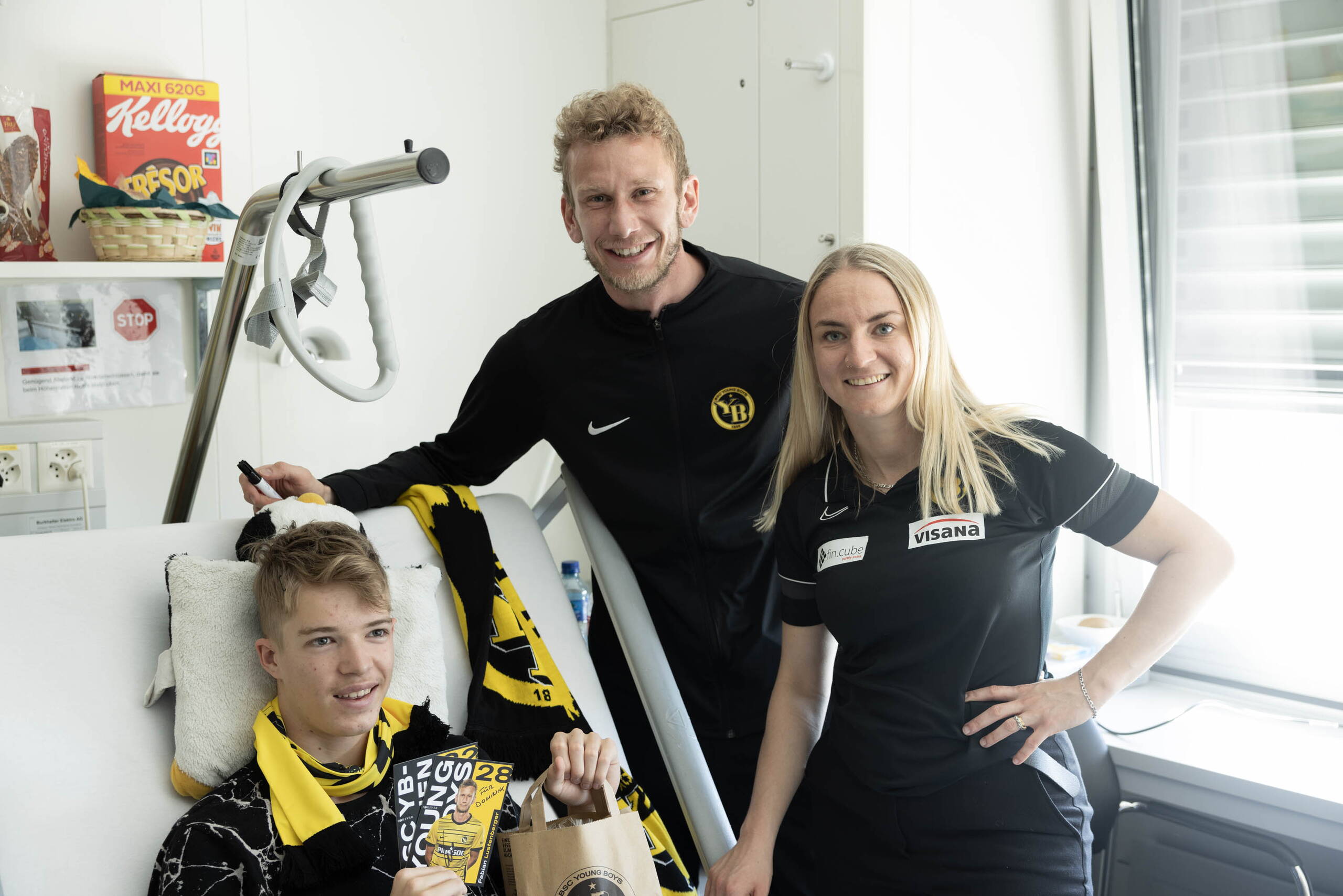 Stiftung KinderInsel Zoom: Osterbesuch 2023 des BSC YB und der YB Frauen