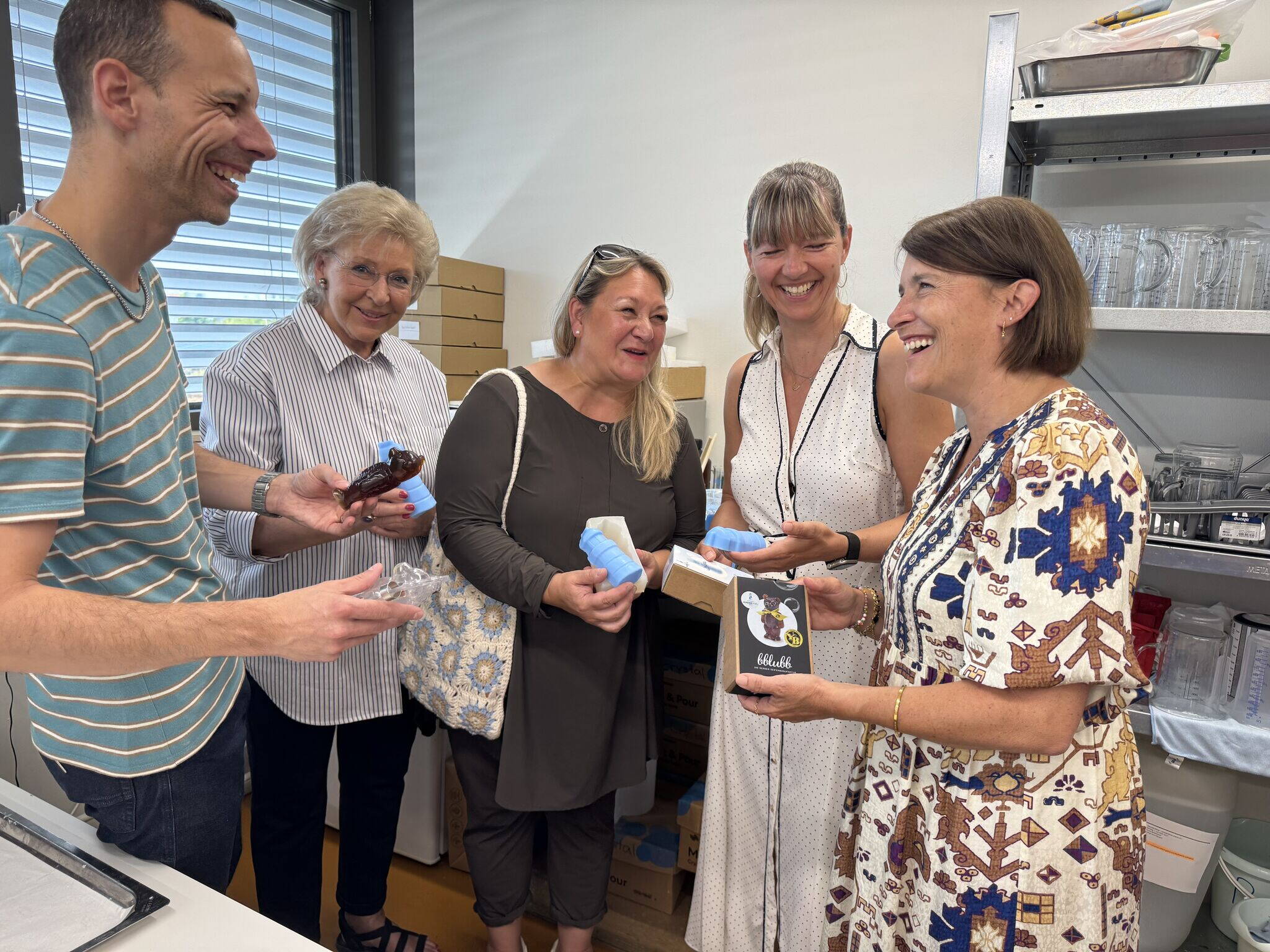 besuch_transfair_thun.jpg Karges Daniel (Abteilungsleiter Produktion / Arbeitsagoge Stiftung TRANSfair), Charlotte Frieden-Lanz (Stiftungsrätin Stiftung KinderInsel), Simone Regli (Inhaberin der Berner Seifenmanufaktur Bblubb), Nicole Jansen (Assistentin Stiftungsratspräsident Prof. Dr. Steffen Berger) und Nicole Zimmermann (Stiftungsrätin Stiftung KinderInsel)