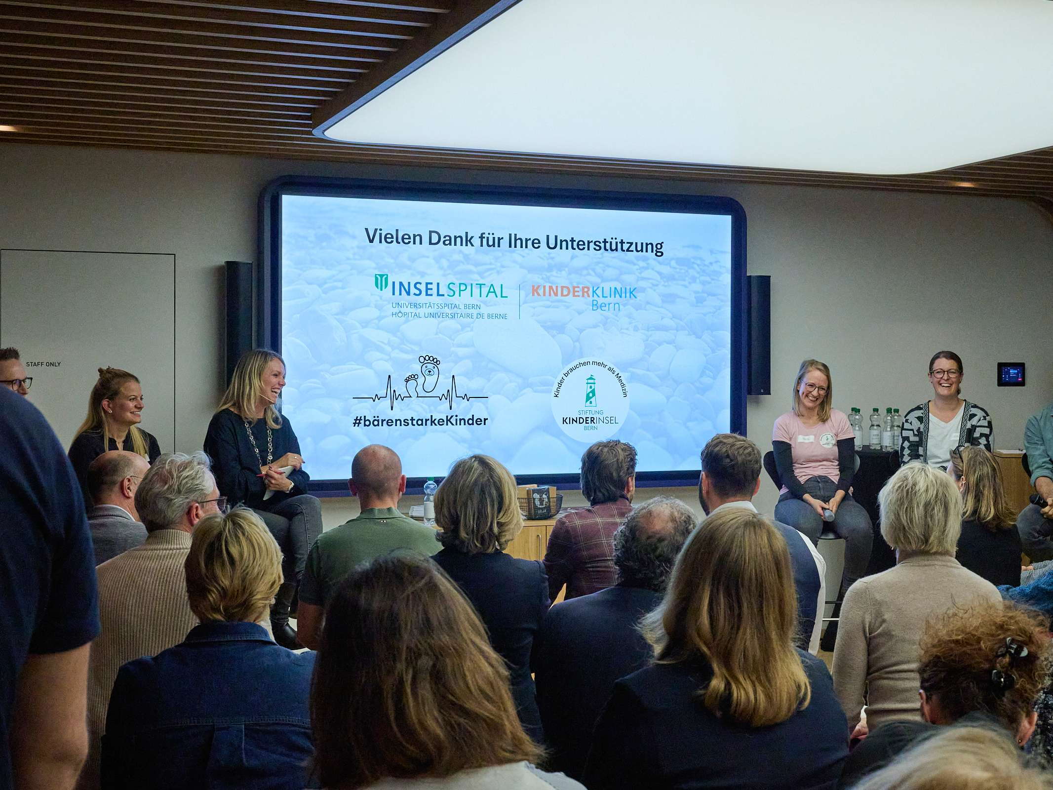 251120_kib_tag-des-kindes_podiumsdiskussion_0693_1.jpg Podiumsdiskussion «Kindermedizin am Limit» am internationalen Tag des Kindes im LOEB Bern mit Ständerätin Flavia Wasserfallen, Prof. Dr. med. Matthias V. Kopp und betroffenen Eltern