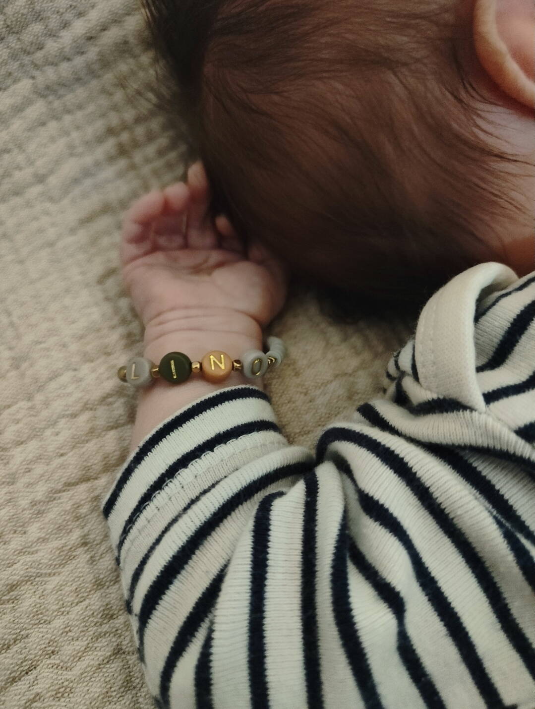 Zoom: Floristin Sarah Bregy, Mutter von Lino und Inhaberin der "Dekowerkstatt by Sarah Bregy" spendet pro verkauftem Erinnerungs-Loop 5 Franken  zugunsten der Stiftung KinderInsel Bern.