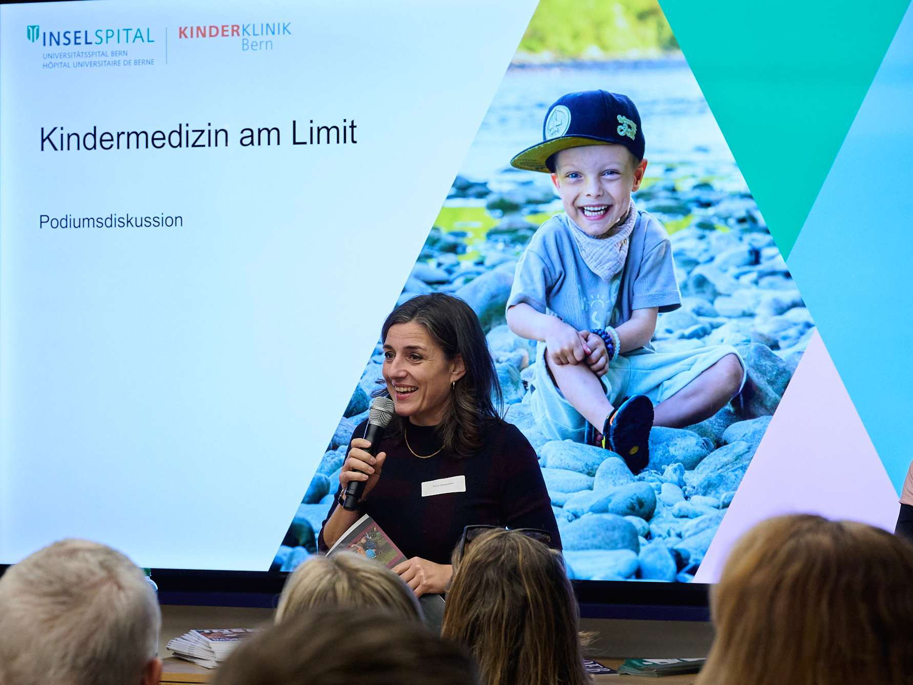 251120_kib_tag-des-kindes_podiumsdiskussion_0216_1.jpg Podiumsdiskussion «Kindermedizin am Limit» am internationalen Tag des Kindes im LOEB Bern mit Ständerätin Flavia Wasserfallen, Prof. Dr. med. Matthias V. Kopp und betroffenen Eltern