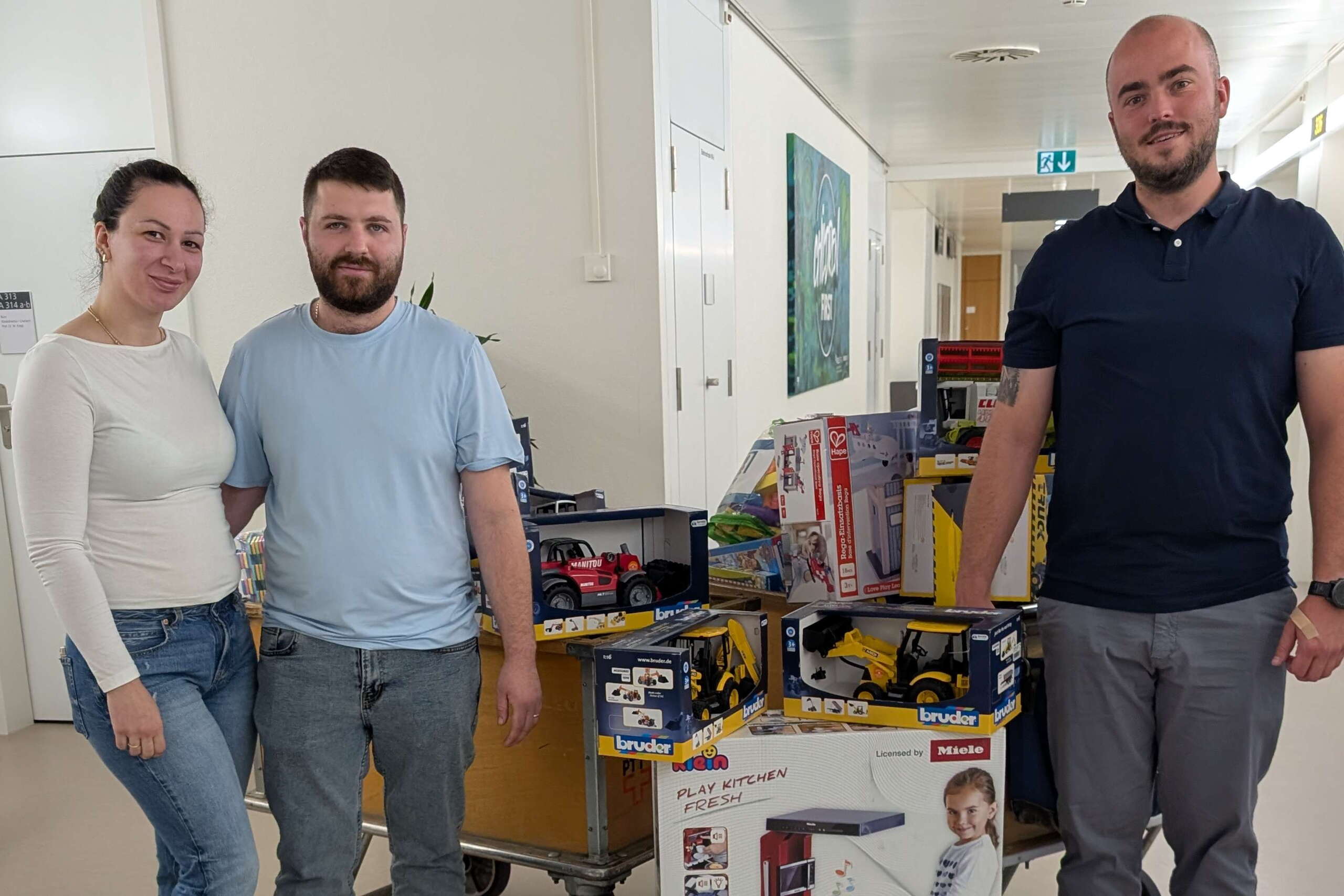 spielzeugspende_kinderinsel.jpg Eltern Alim und Emnora Miftari, , Geschäftsführer des Familienbetriebs Limi Garge GmbH in Bargen, und ihr Freund Pascal Marti erfüllen mit einer grosszügigen Spielzeug-Spende Kinderwünsche.