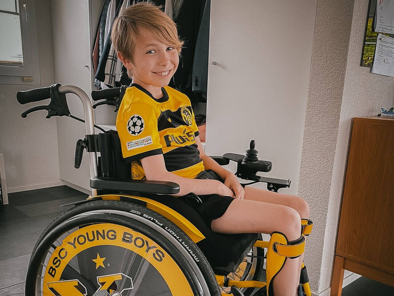 yb_einlaufkid_cloe_rollstuhl.jpg YB-Einlaufkind Cloé Zuhause im Rollstuhl im BSC Young Boys Look.