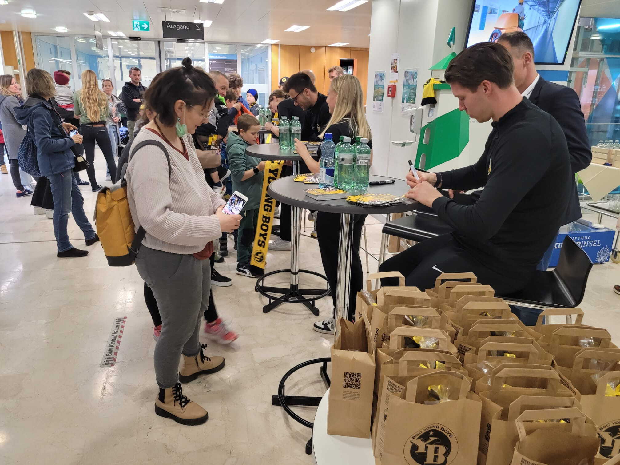 Stiftung KinderInsel Zoom: Osterbesuch 2023 des BSC YB und der YB Frauen