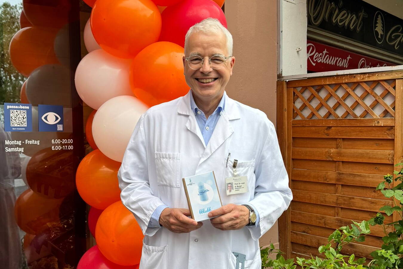 Stiftung KinderInsel Zoom: Prof. Dr. med. Steffen Berger, Stiftungsratspräsident und Klinikdirektor & Chefarzt Kinderchirurgie mit Leuchtturm-Seife der Berner Seifenmanufaktur bblubb