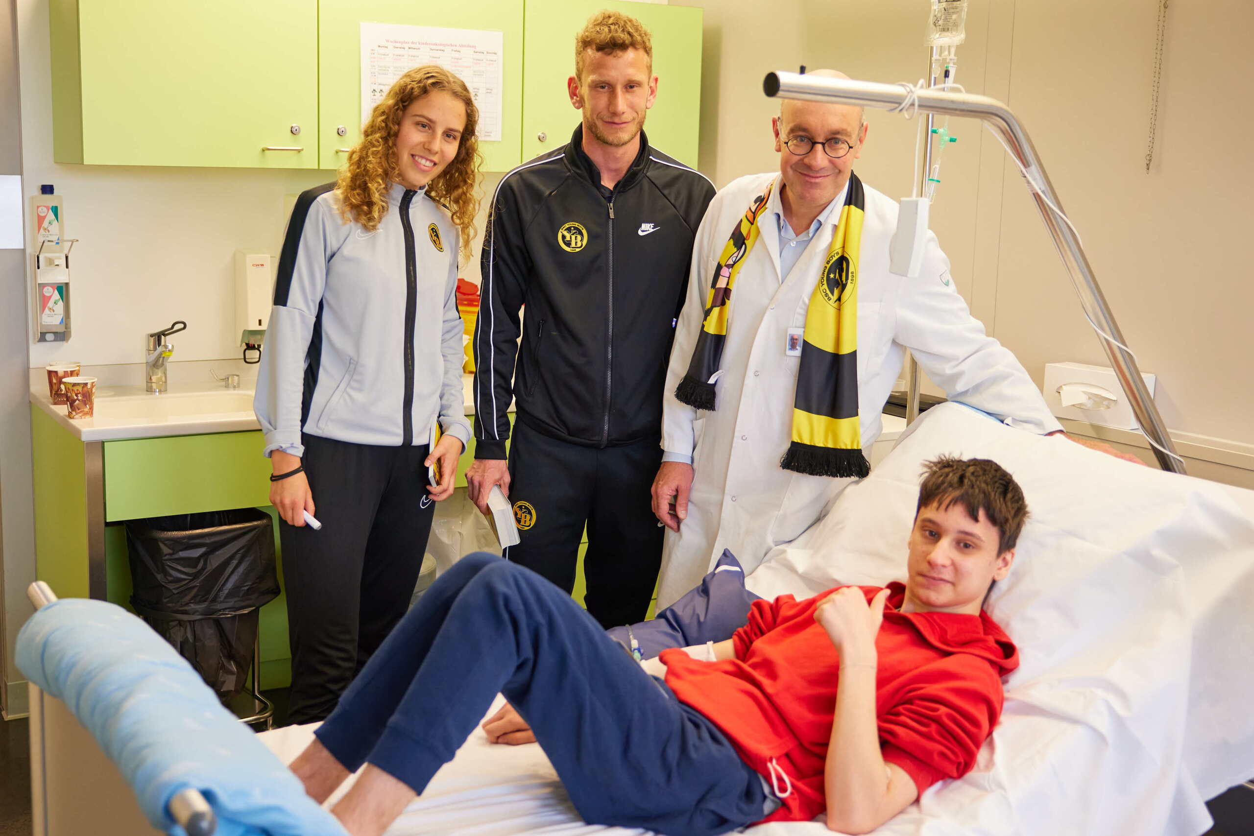 Zoom: Junge Patientinnen und Patienten in der Kinderklinik Bern erhalten Besuch der Stars des BSC Young Boys und der YB-Frauen.  