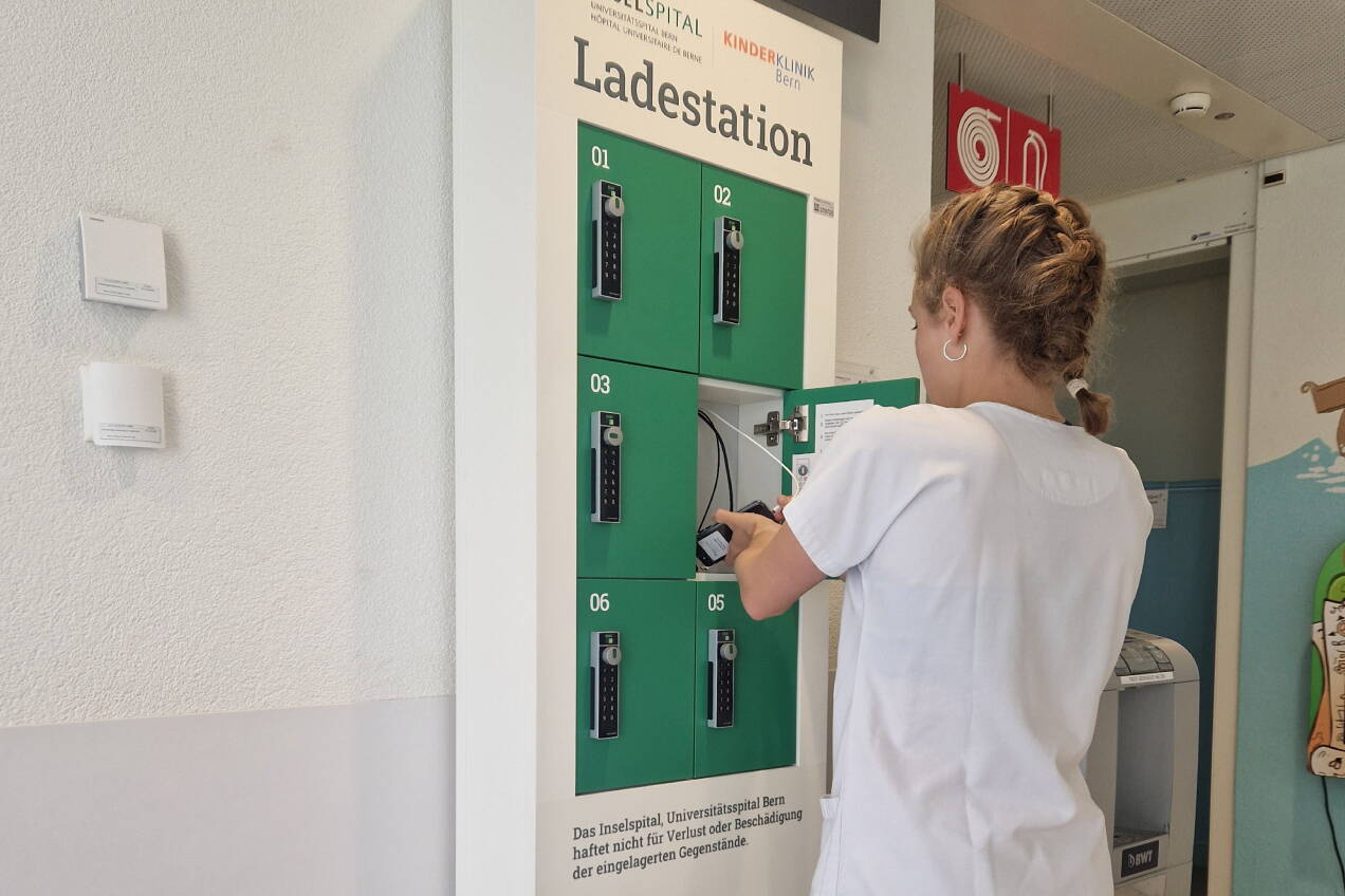 Zoom: Handy-Ladestation im Kindernotfall ermöglicht durch die Stiftung KinderInsel