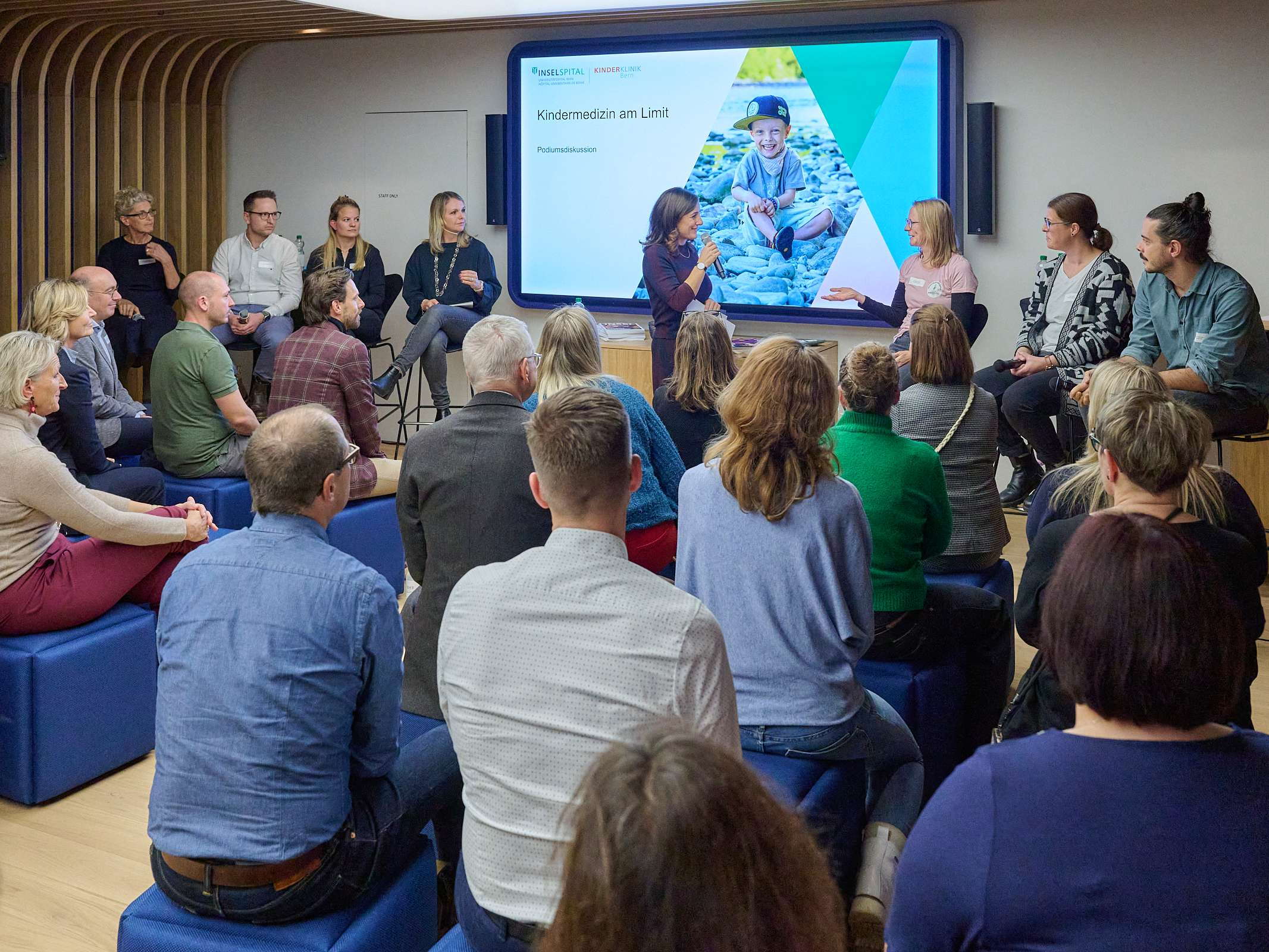 251120_kib_tag-des-kindes_podiumsdiskussion_0315_1.jpg Zoom: Podiumsdiskussion «Kindermedizin am Limit» am internationalen Tag des Kindes im LOEB Bern mit Ständerätin Flavia Wasserfallen, Prof. Dr. med. Matthias V. Kopp und betroffenen Eltern