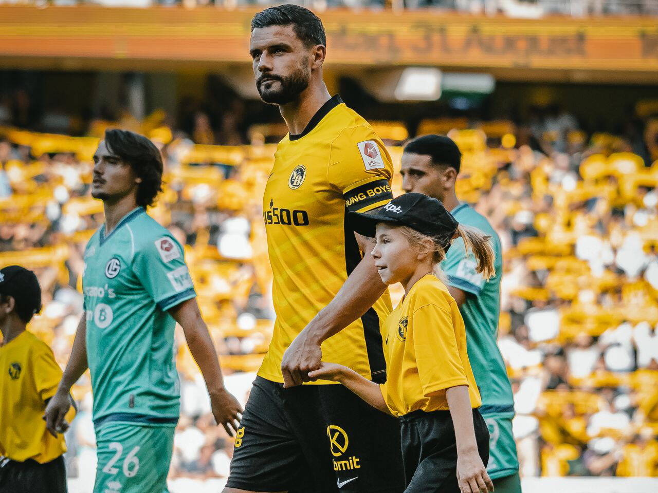 yb_einlaufkid_cloe.jpg YB-Einlaufkind Cloé mit ihrem Lieblingsspieler Loris Benito