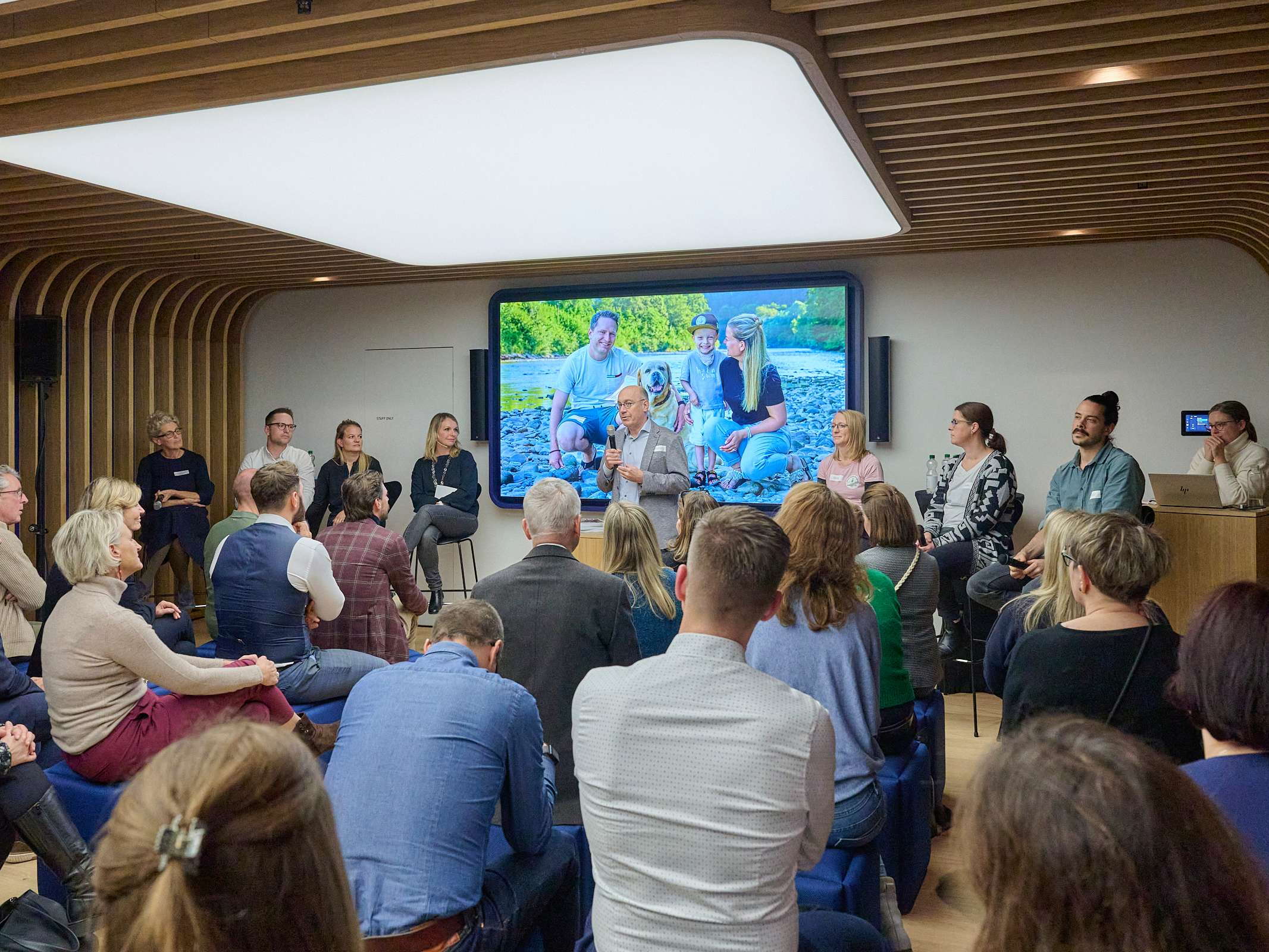 Podium «Kindermedizin am Limit» zeigt: Strukturelle Unterfinanzierung gefährdet beste medizinische Versorgung Podium «Kindermedizin am Limit» zeigt: Strukturelle Unterfinanzierung gefährdet beste medizinische Versorgung